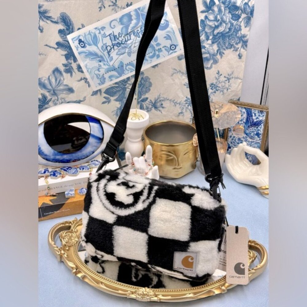 🆕 CARHARDTT WIP 🧿 NWT PLAINS Strap Bag, Joyride Jacquard, Black White Sherpa - Picture 2 of 11